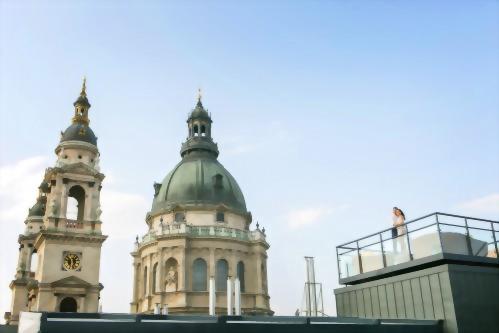 The New Mr. & Mrs. in front of Saint Stephen&rsquo;s Basilica!