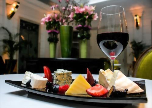 During our afternoon reception, mingle with other guests and chat with our staff who will be available to assist you with making your plans for the evening.